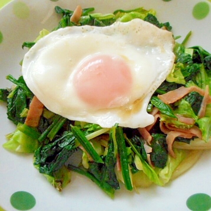 目玉焼き乗せ☆ほうれん草とキャベツのダシダ炒め